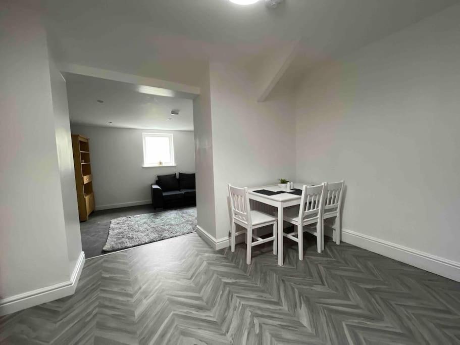 Modern 2 Bedroom Flat In Town Centre Aberystwyth Exterior foto